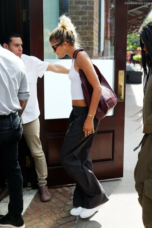 Zendaya photo 3 of 1926