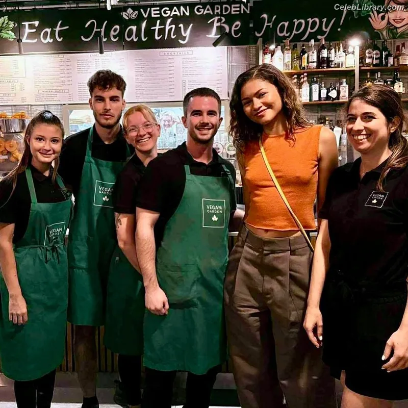 Zendaya photo 6 of 1926