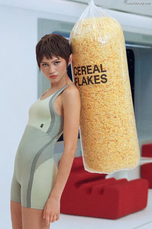 Zendaya photo 18 of 1926