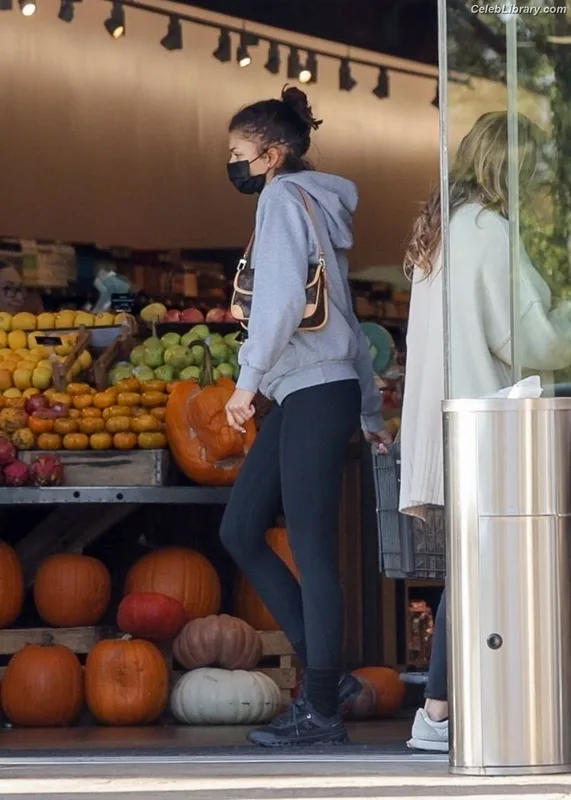 Zendaya photo 17 of 1926
