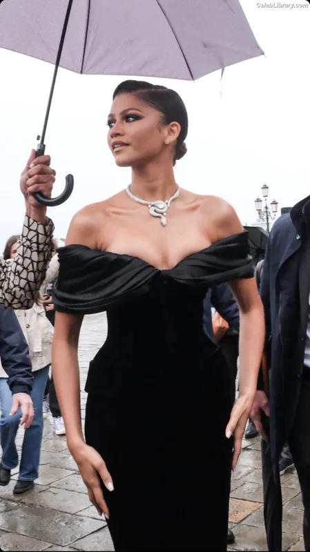 Zendaya photo 6 of 1926