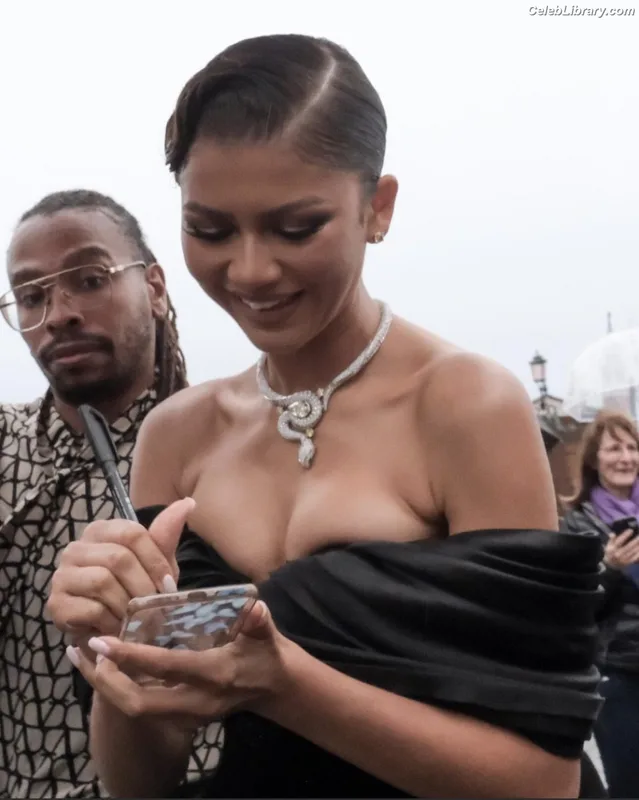 Zendaya photo 7 of 1926