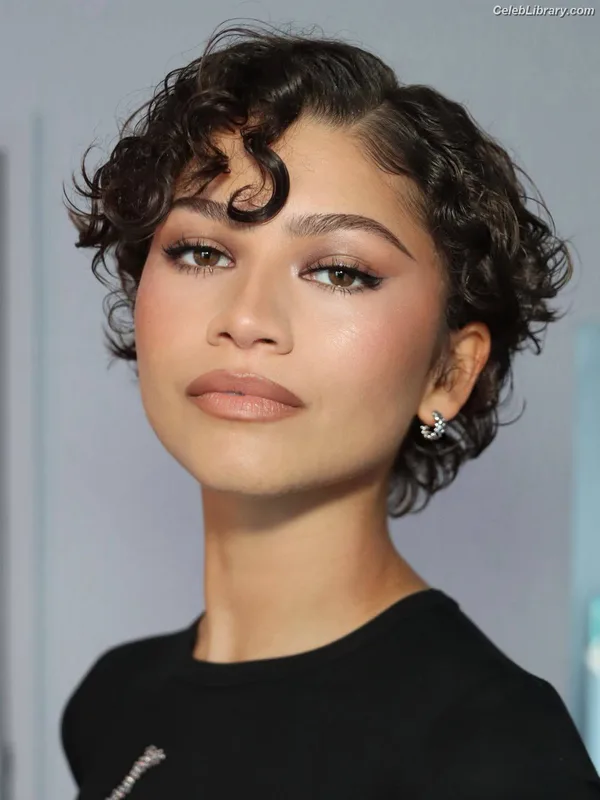 Zendaya photo 3 of 1926