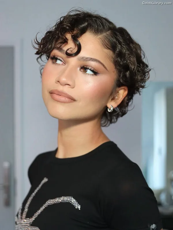 Zendaya photo 4 of 1926