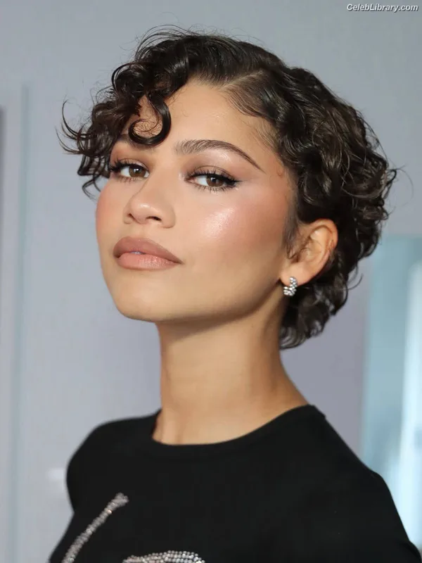 Zendaya photo 5 of 1926