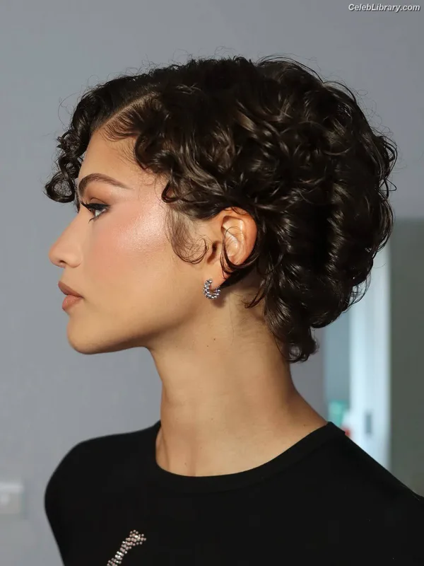 Zendaya photo 6 of 1926