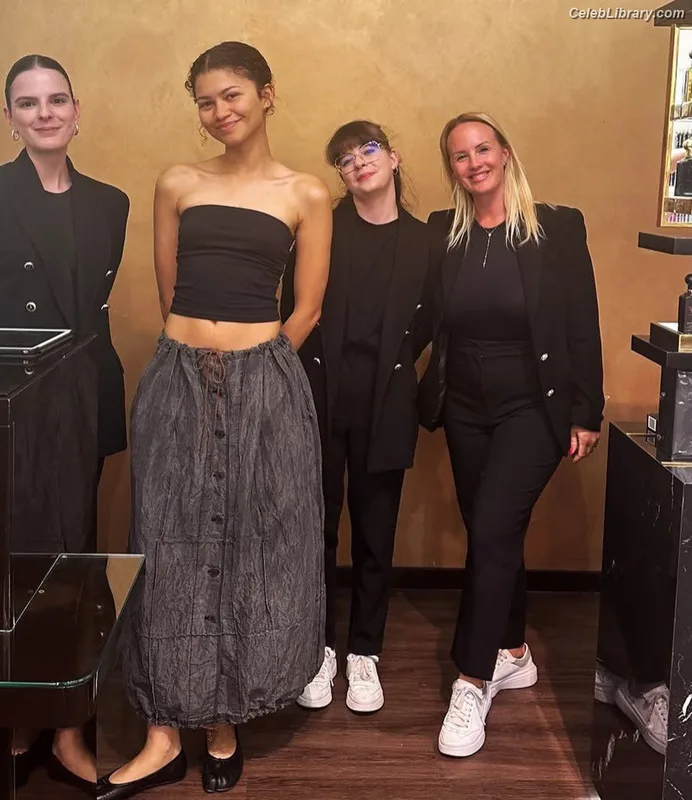 Zendaya photo 3 of 1926
