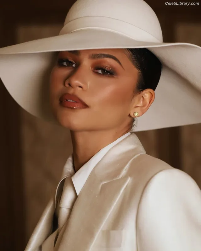 Zendaya photo 10 of 1926