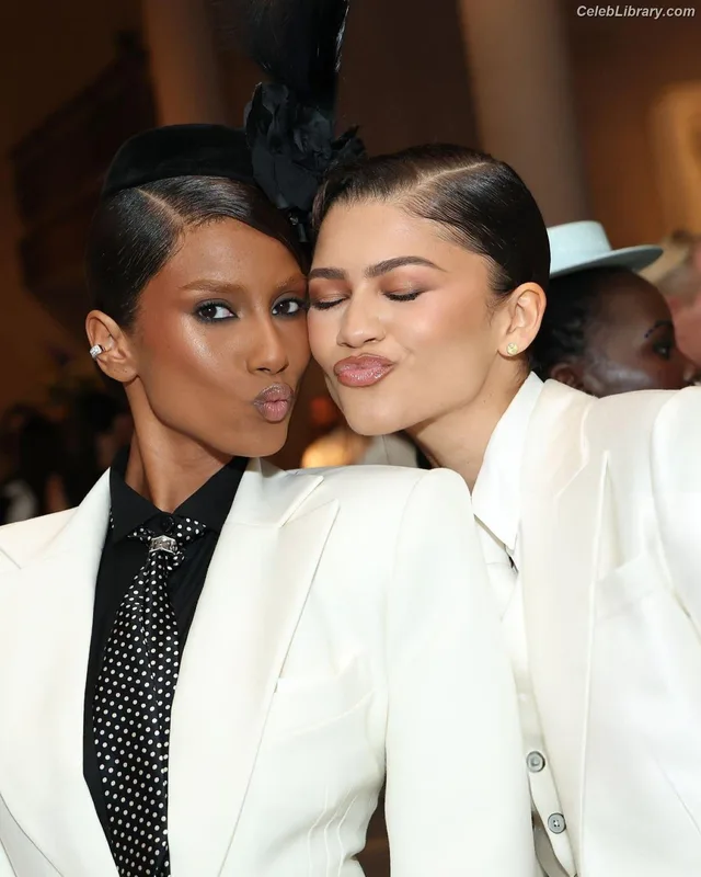 Zendaya photo 11 of 1926