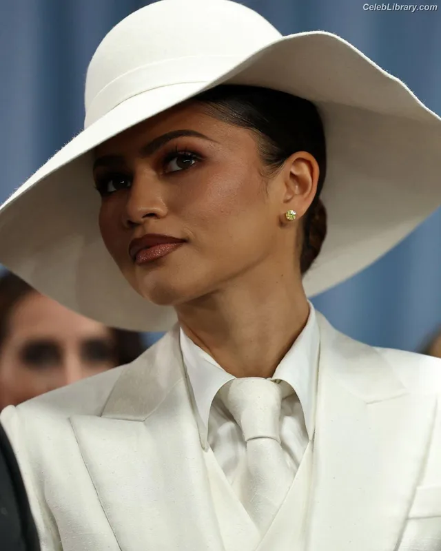 Zendaya photo 17 of 1926