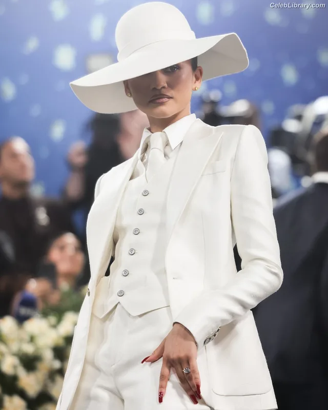 Zendaya photo 20 of 1926