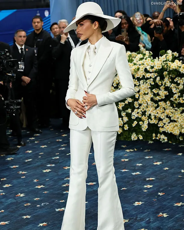 Zendaya photo 22 of 1926