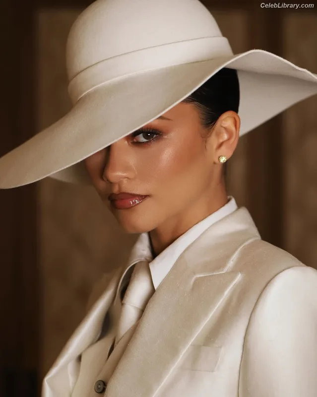 Zendaya photo 1 of 1926