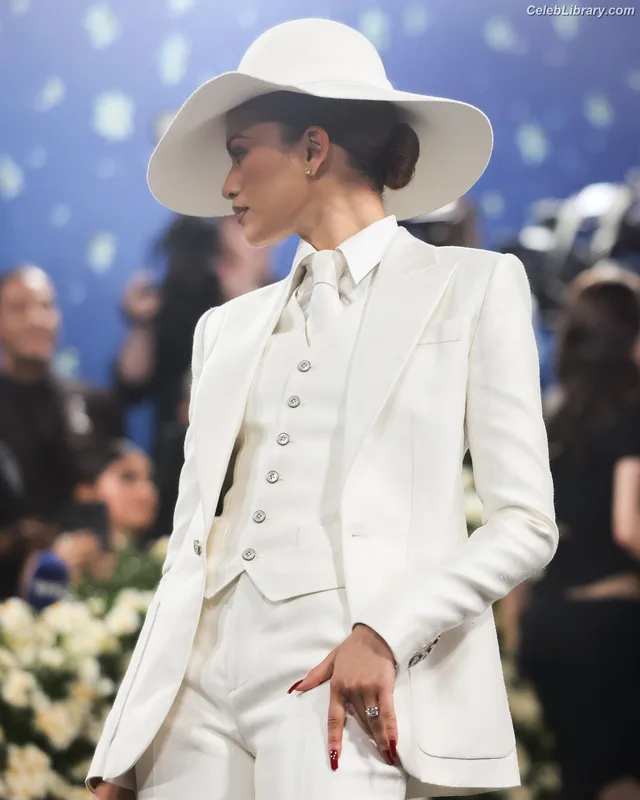 Zendaya photo 2 of 1926