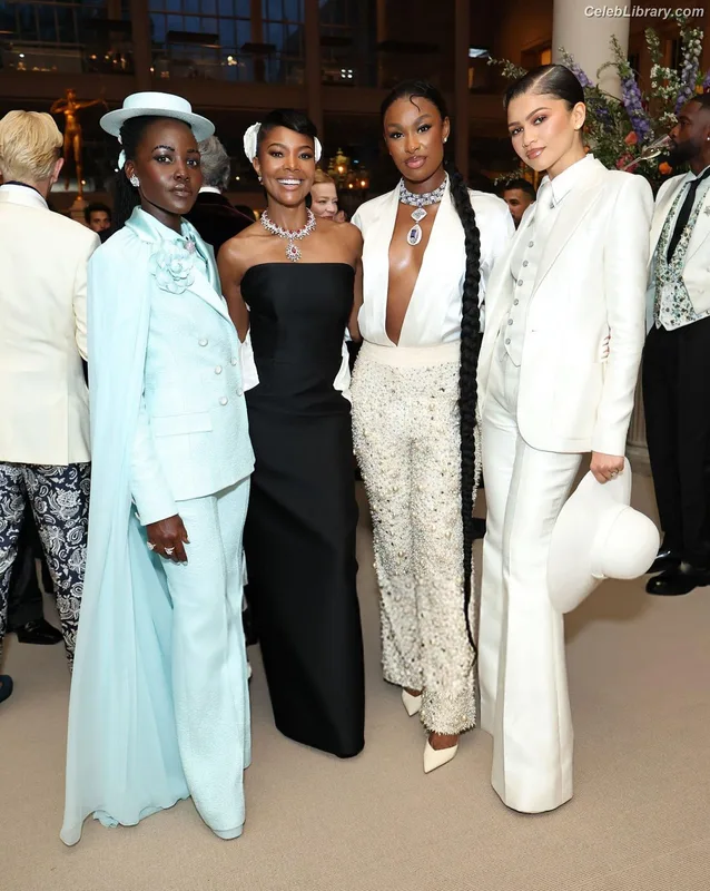 Zendaya photo 3 of 1926