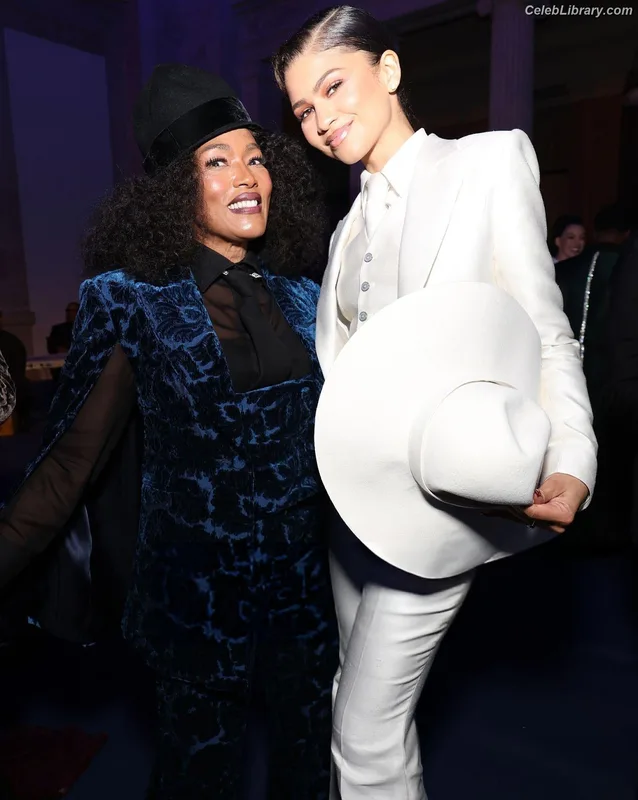 Zendaya photo 4 of 1926