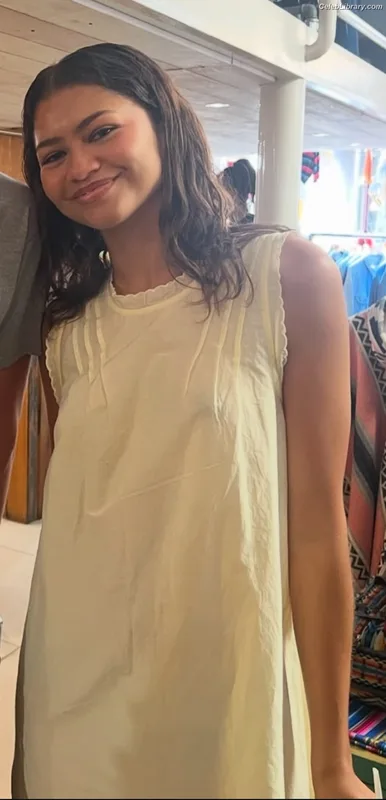 Zendaya photo 5 of 1926