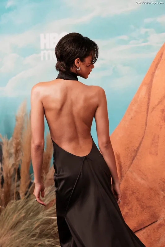 Zendaya photo 6 of 1926