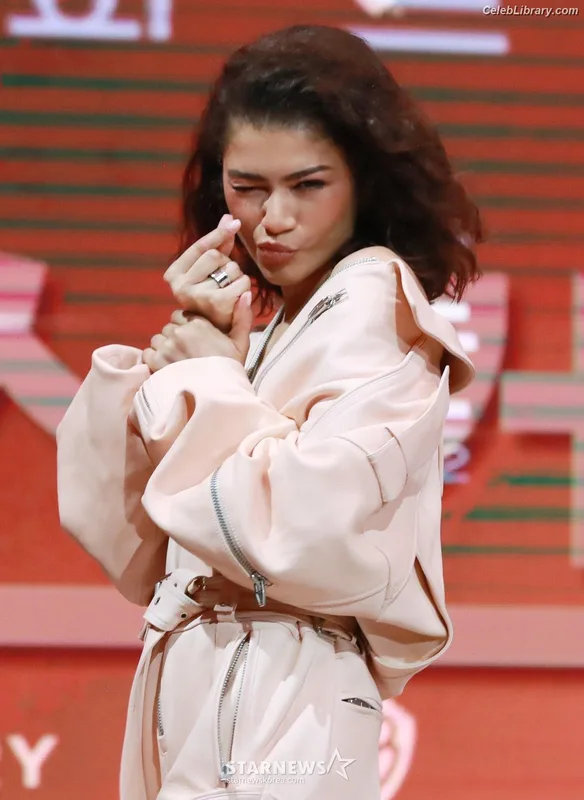 Zendaya photo 3 of 1926
