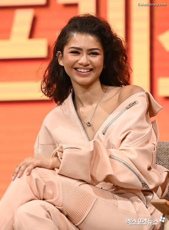 Zendaya photo 7 of 1926