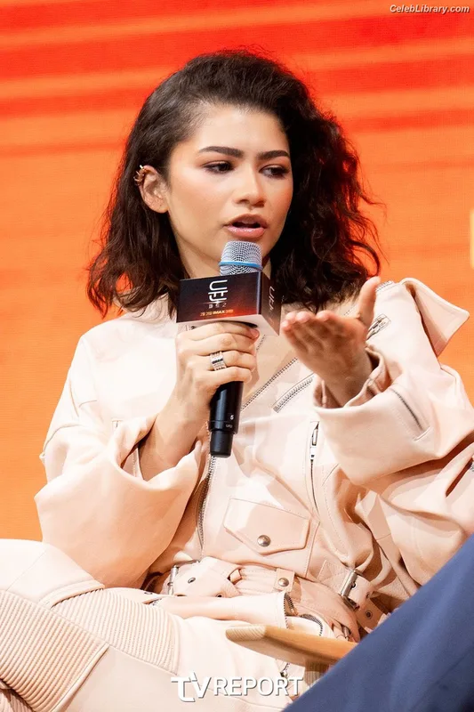 Zendaya photo 8 of 1926