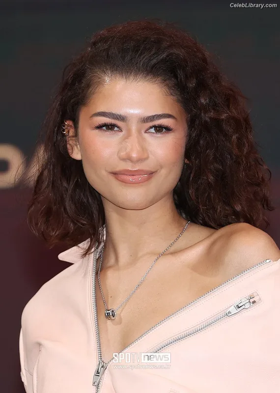 Zendaya photo 9 of 1926