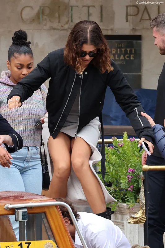 Zendaya photo 2 of 1926