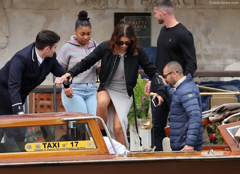 Zendaya photo 3 of 1926