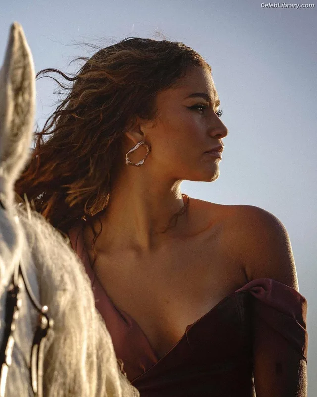 Zendaya photo 1 of 1926