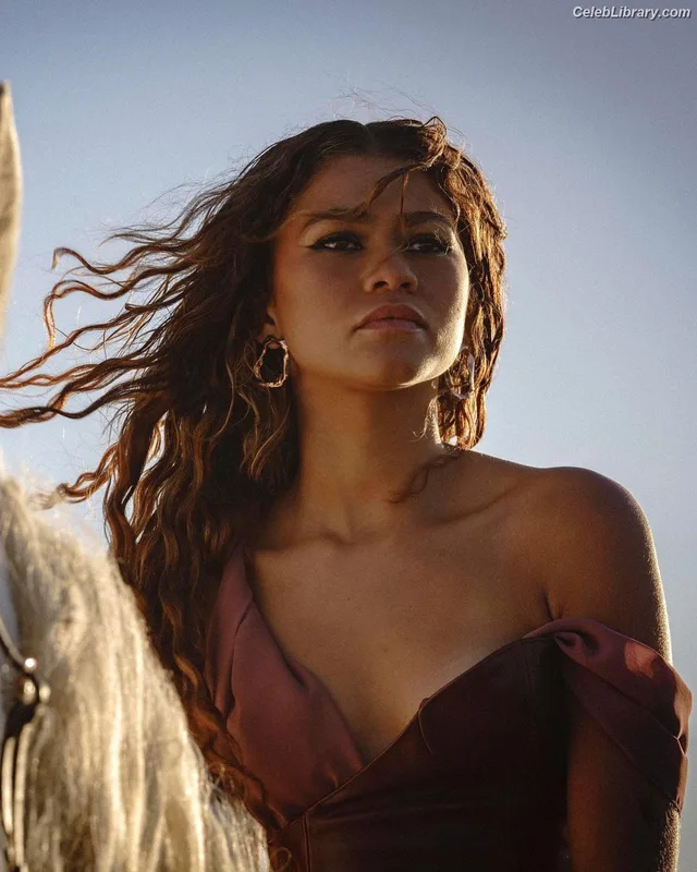 Zendaya photo 3 of 1926