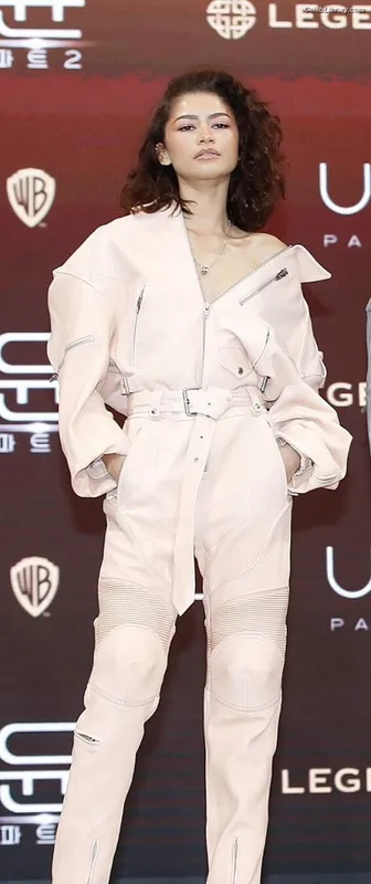 Zendaya photo 22 of 1926