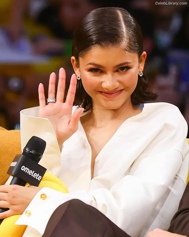 Zendaya photo 8 of 1926