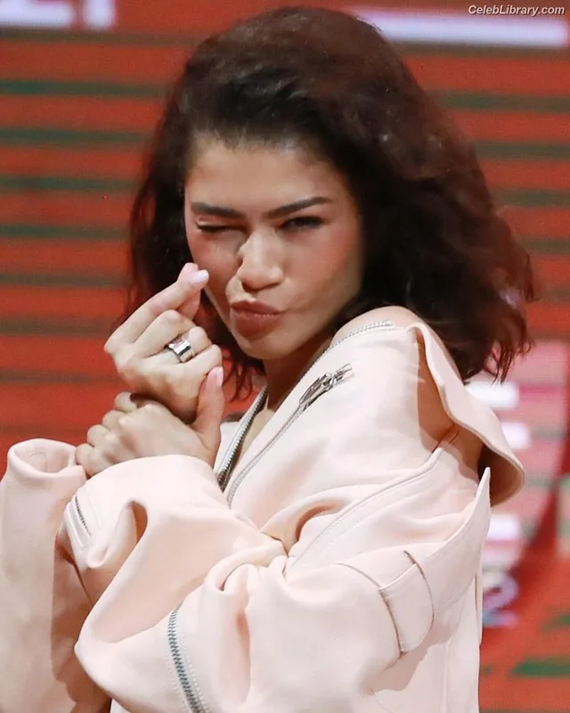 Zendaya photo 9 of 1926