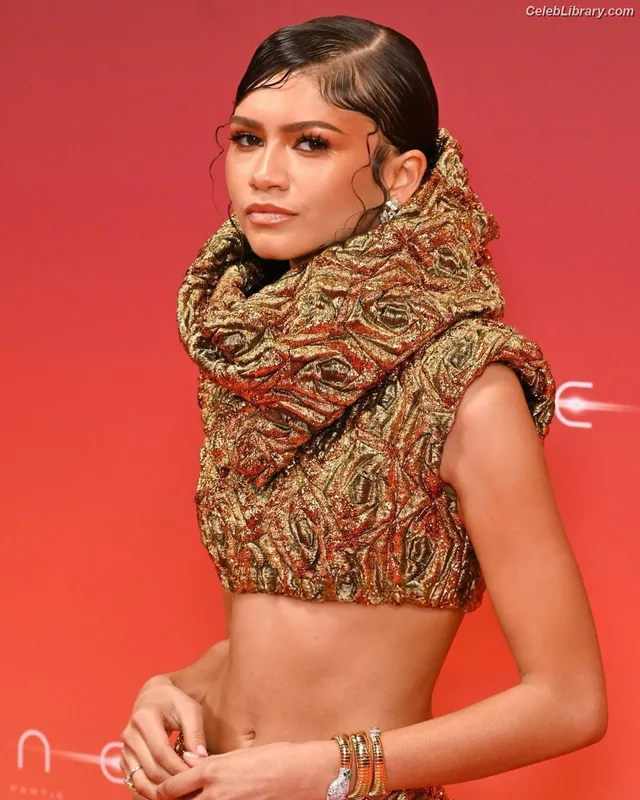 Zendaya photo 12 of 1926