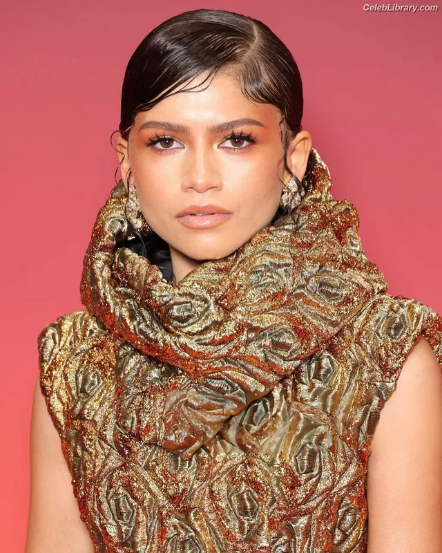 Zendaya photo 16 of 1926