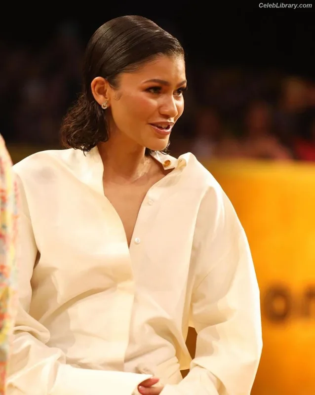 Zendaya photo 1 of 1926