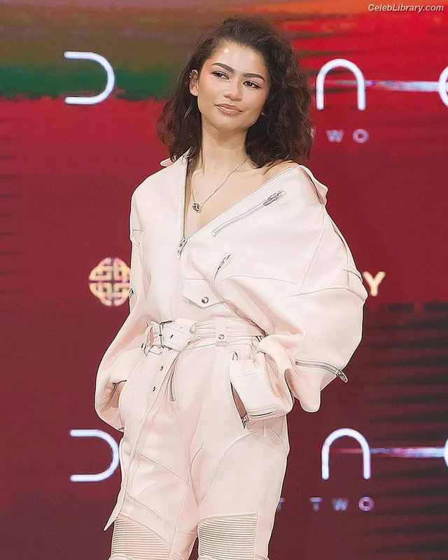 Zendaya photo 22 of 1926