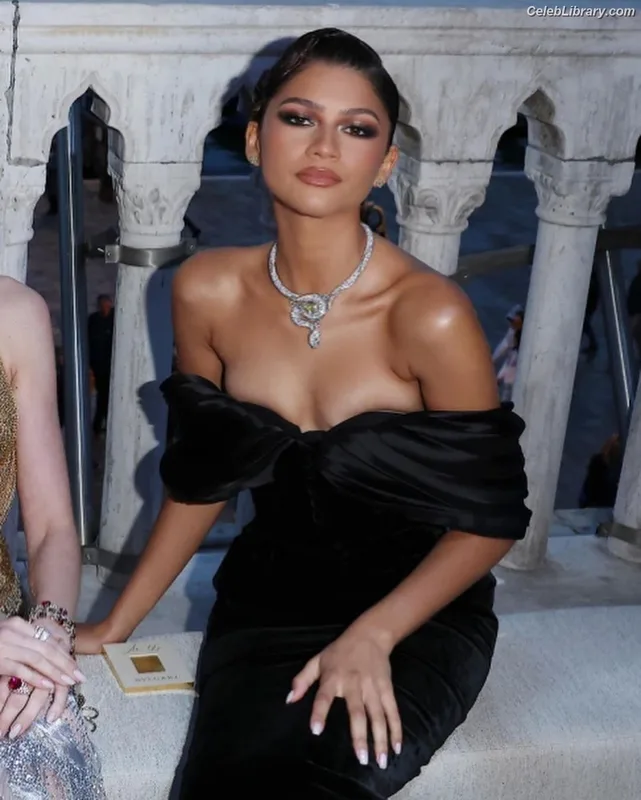 Zendaya photo 14 of 1926