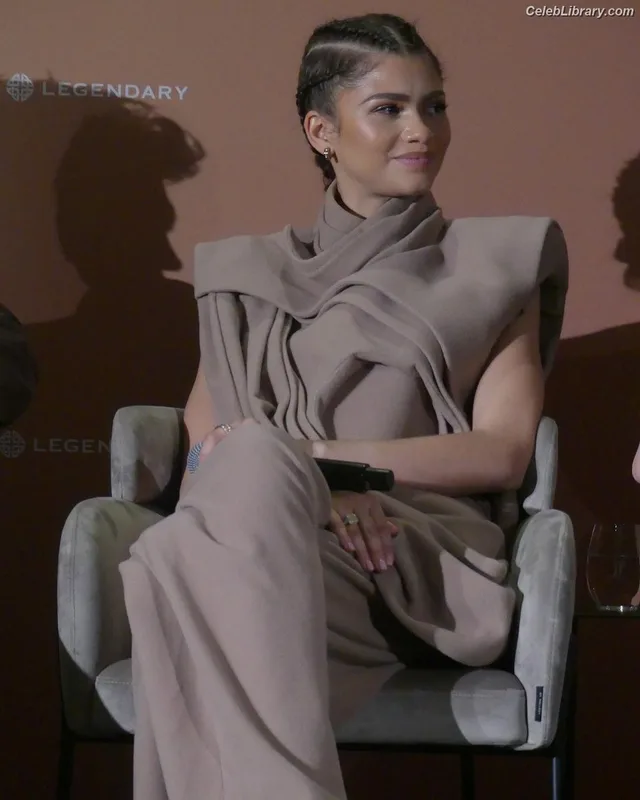 Zendaya photo 19 of 1926