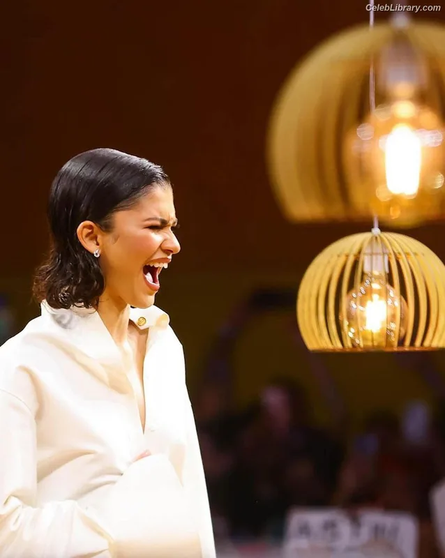 Zendaya photo 4 of 1926