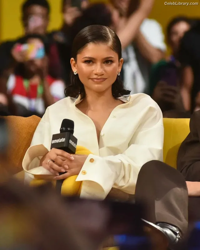 Zendaya photo 16 of 1926