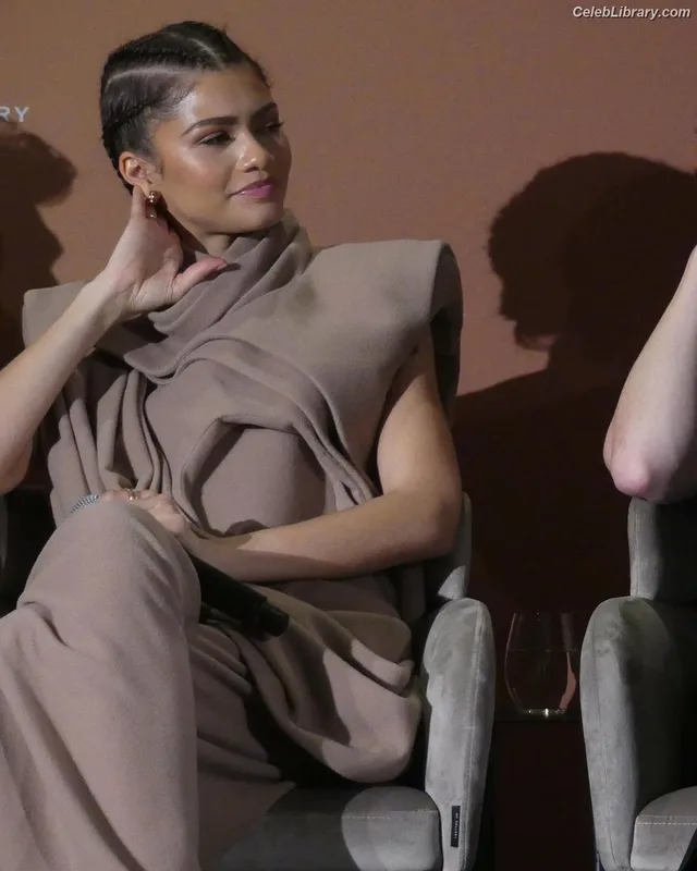 Zendaya photo 5 of 1926