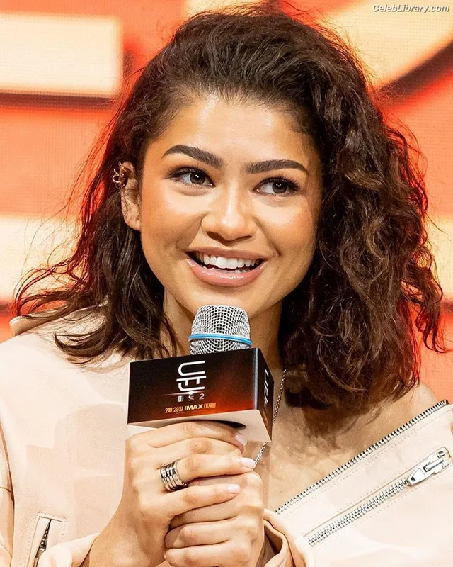 Zendaya photo 7 of 1926