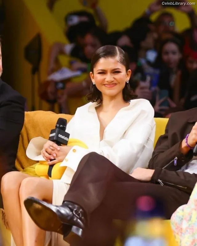 Zendaya photo 15 of 1926