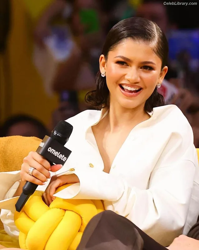 Zendaya photo 22 of 1926