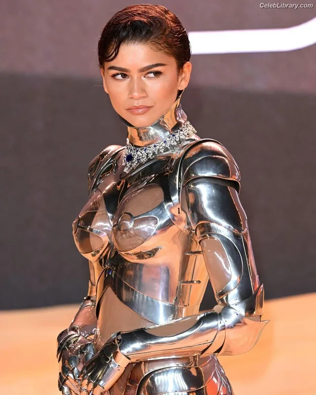 Zendaya photo 1 of 1926