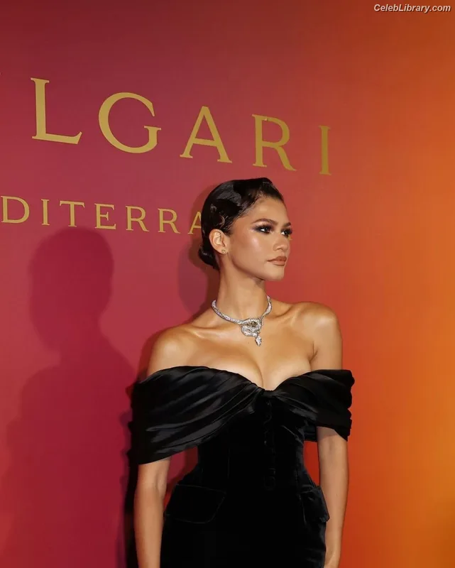 Zendaya photo 16 of 1926