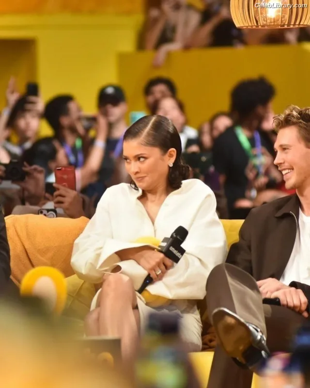 Zendaya photo 17 of 1926