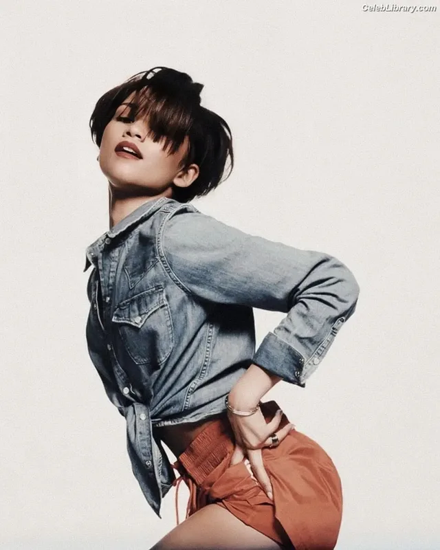 Zendaya photo 10 of 1926