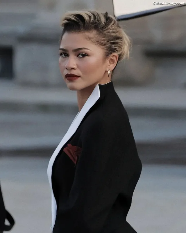 Zendaya photo 15 of 1926